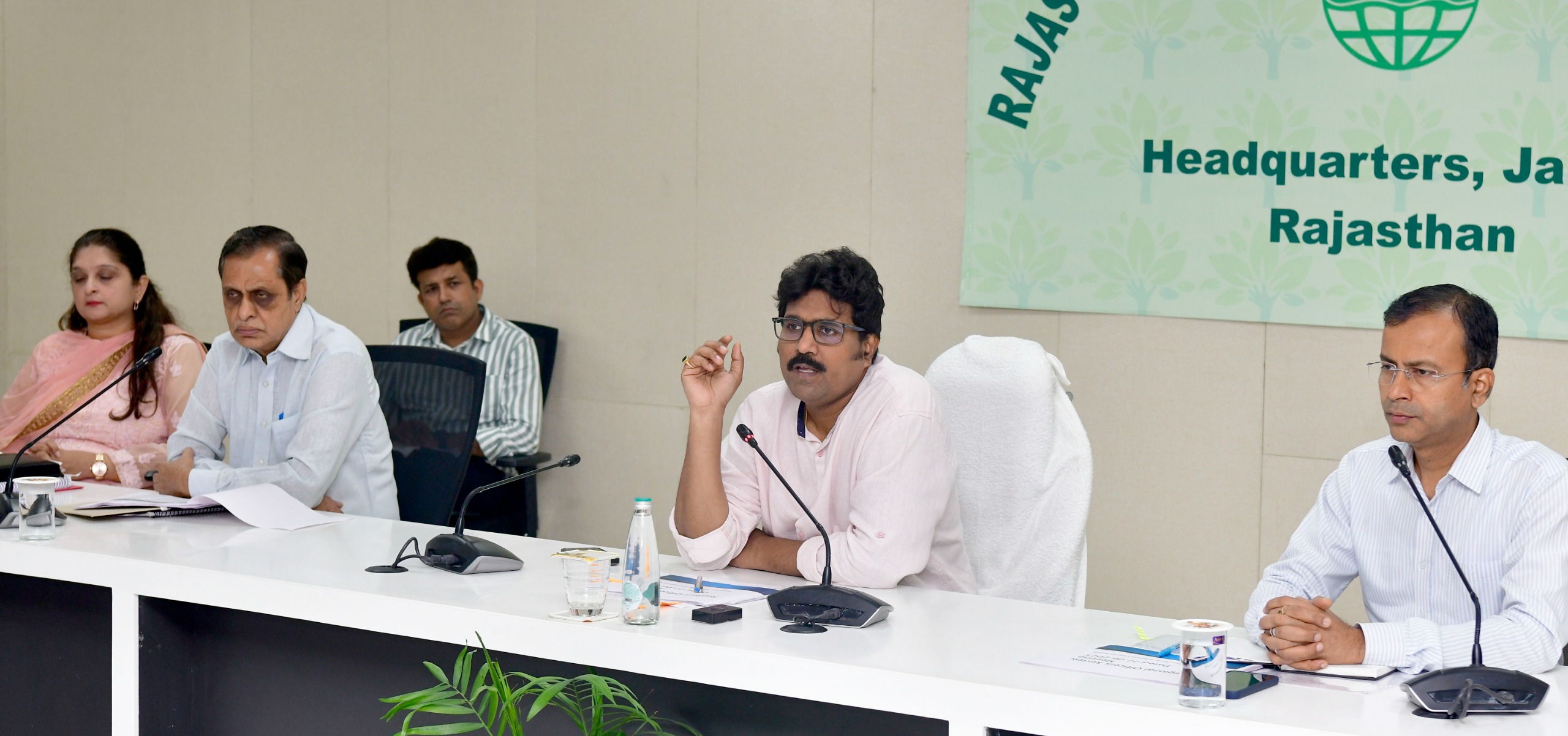 राजस्थान राज्य प्रदूषण नियंत्रण मंडल की समीक्षा बैठक, अध्यक्ष, आरएसपीसीबी ने भविष्य की कार्ययोजना को प्रभावी ढंग से लागू करने के दिए निर्देश, मानसून को ध्यान में रखते हुए ज्यादा से ज्यादा पौधारोपण सुनिश्चित करें - रवि कुमार सुरपुर